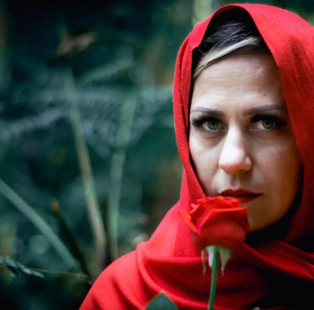 Madalena · Luciana Sá encarnando a travessia · véu vermelho e rosa